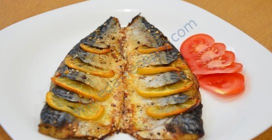 Рыба скумбрия запеченная с лимоном в духовке