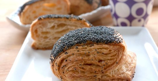 Слоеные булочки с маком