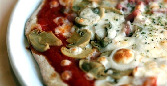 Пицца «Каприччио» с ветчиной, сыром и грибами