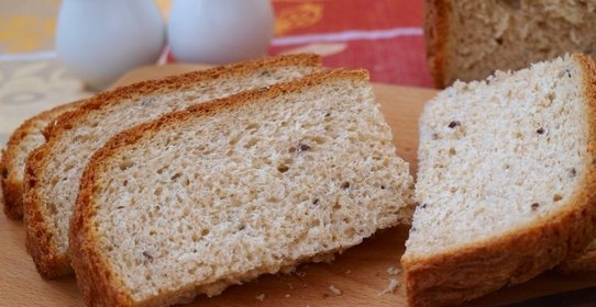 Хлеб с цельнозерновой мукой и семенами льна в хлебопечке