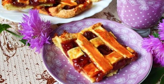 Пирог с клубничным вареньем