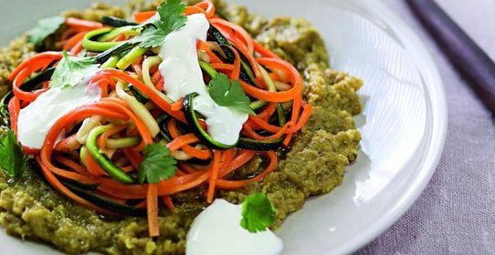 Печеный баклажан со свежим салатом