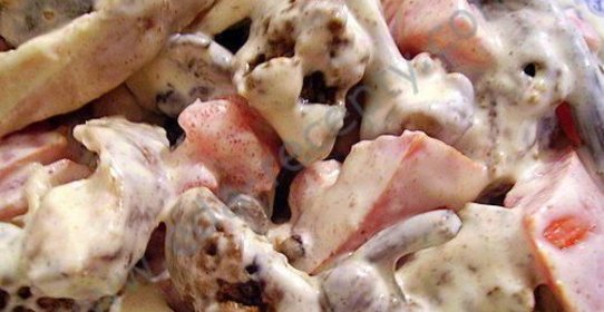 Салат с печеньем и куриной копченой грудкой и помидорами