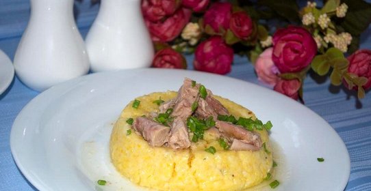 Каша кукурузная на молоке с тунцом