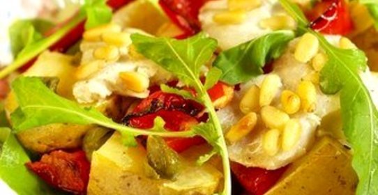 Салат из копченой рыбы с картофелем и каперсами