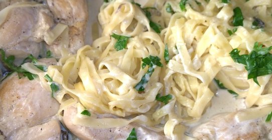 Паста фетучини с курицей в сливочном соусе