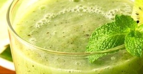 Смузи из киви, клубники и банана