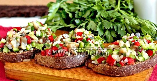 Брускетта со скумбрией и овощами