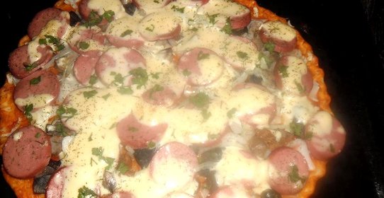 Пицца с сардельками и грибами в плавленном сыре