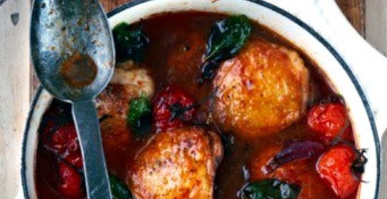 Тушеная курица в ароматном томатном соусе (Pastitsatha)