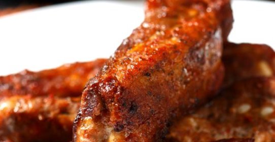 Свиной окорок, запеченный с соусом барбекю и луком