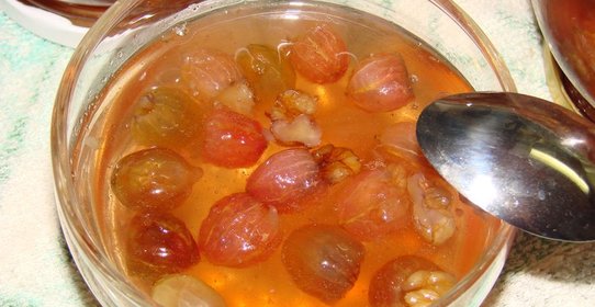 Варенье из крыжовника с грецкими орехами