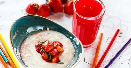 Манная каша со свежей клубникой