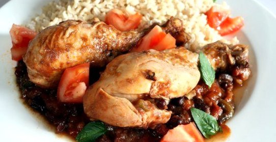 Румяная тушеная курица в томатном соусе со специями