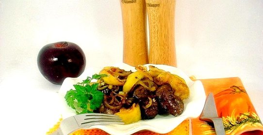 Куриная печень с яблочным гарниром
