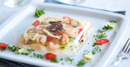 Заливное с морским коктейлем
