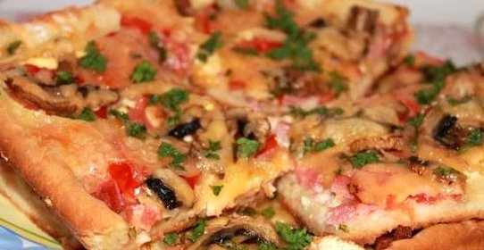 Пицца с колбасой и шампиньонами