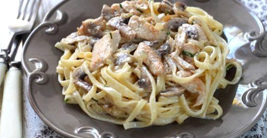 Спагетти с курицей и грибами в сливочном соусе