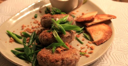 Гречневые котлеты с пармезаном и сметанным соусом