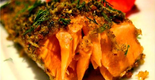 Запечённая рыба в «зелёной» панировке