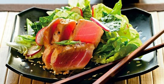 Теплый салат с тунцом