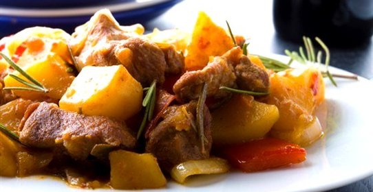 Острое свиное рагу с парикой, перцем чили и картофелем