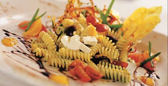 Салат из холодной пасты с песто и черным виноградом