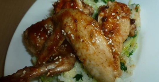 Острые крылышки с жареным рисом