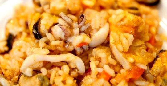 Паэлья с курицей и морепродуктами