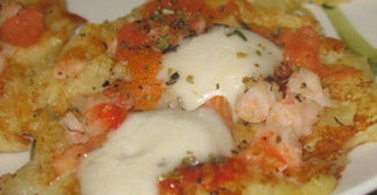 Картофельные оладьи с креветками и моцареллой