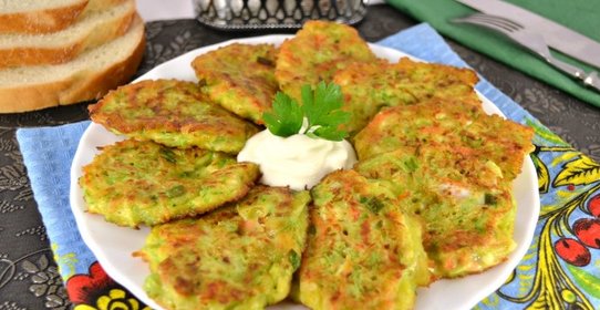 Кабачковые оладьи с морковью и брынзой