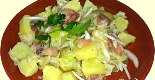 Салат с картофелем, огурцом и маслинами