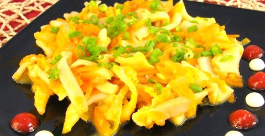 Кальмары, тушенные с луком и морковью