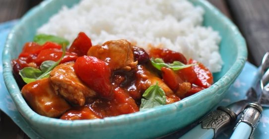 Курица с фасолью, томатами и паприкой