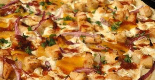 Пицца с жареной курицей