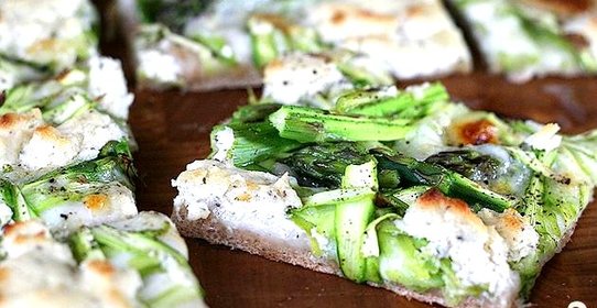 Пицца со спаржей