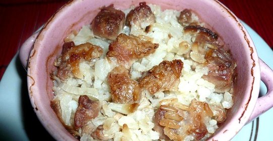 Рисовая каша с мясом в горшочке