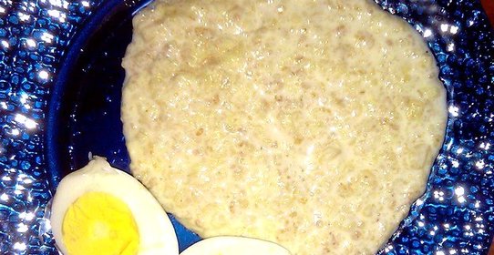 Молочная каша из овсяных хлопьев