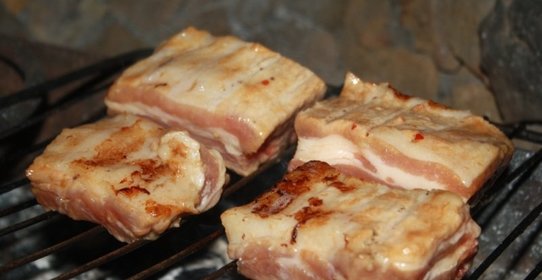 Свиные ребра в остро-сладком маринаде на мангале на решетке