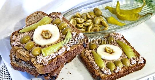 Бутерброд из цельнозернового хлеба с яблоками и печенью трески