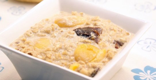 Овсяная каша с курагой и черносливом
