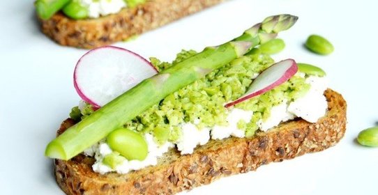 Брускетта с рикоттой и спаржей