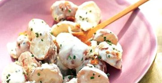 Красный картофель с голубым сыром, беконом и луком