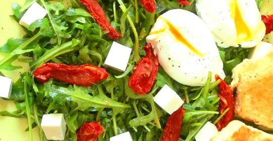 Салат с рукколой, яйцом-пашот и вялеными помидорами