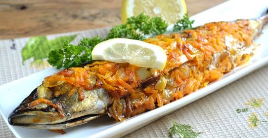 Запеченная скумбрия в фольге с морковкой