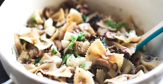Салат с макаронами и грибами