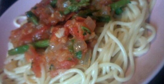 Спагетти с зеленой спаржей, помидорами и кинзой