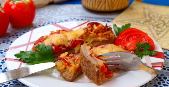 Отбивные из свинины запечённые с аджикой и помидорами