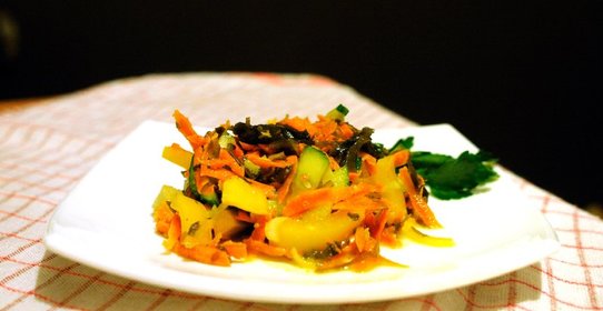 Салат из морской капусты под соусом из горчицы, чеснока и имбиря