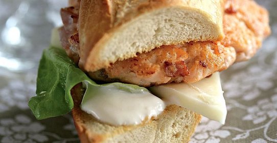 Бургеры из семги с беконом в багете